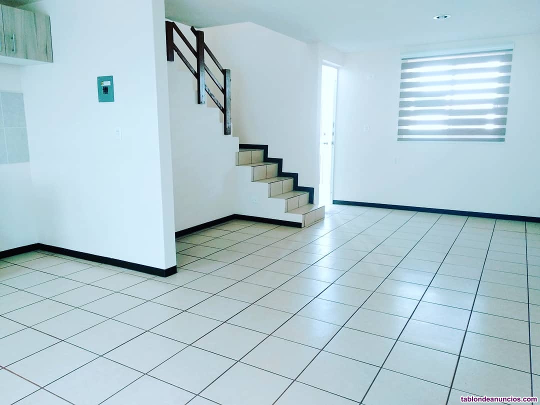 Se renta casa con alberca