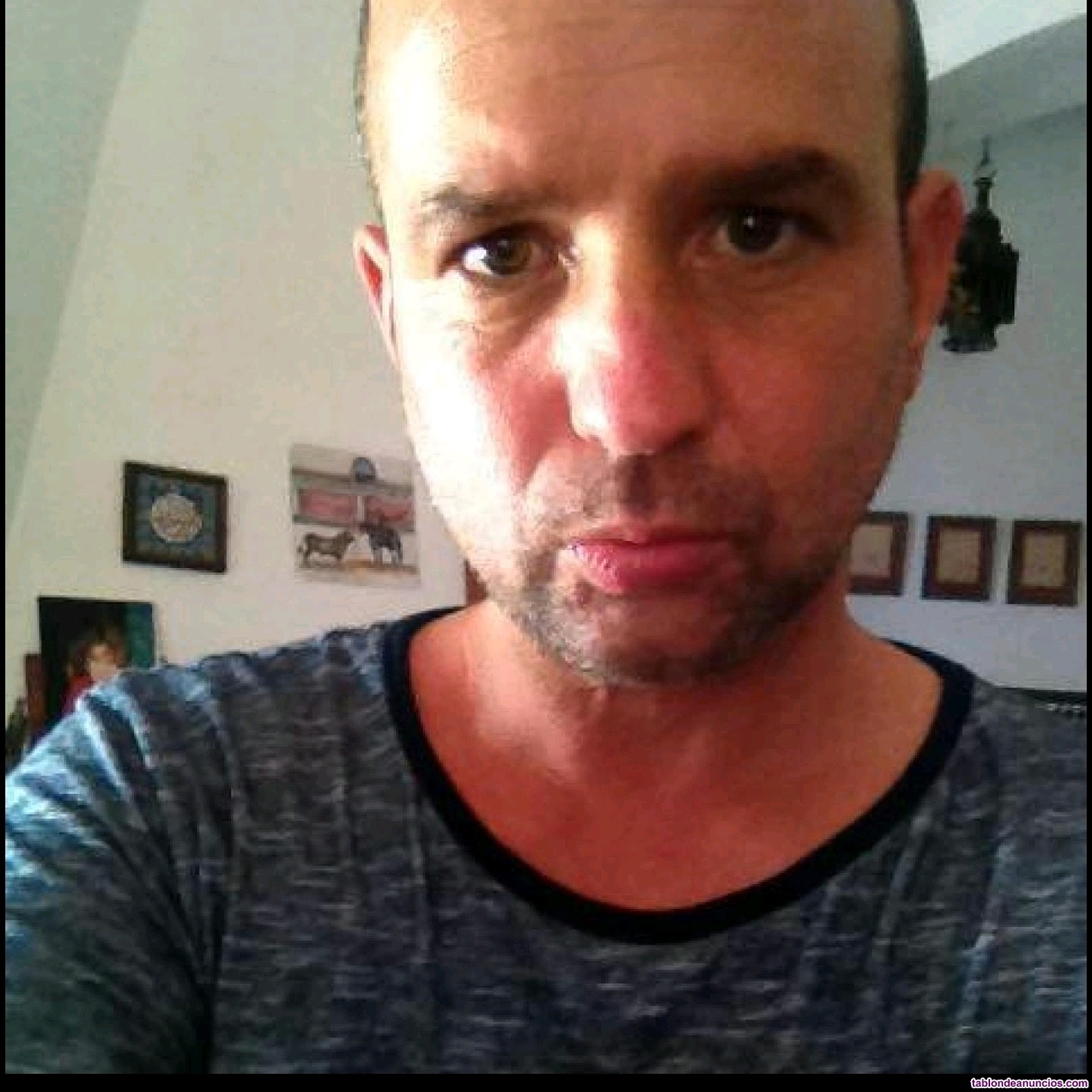 Chica de brazos muy peludos 